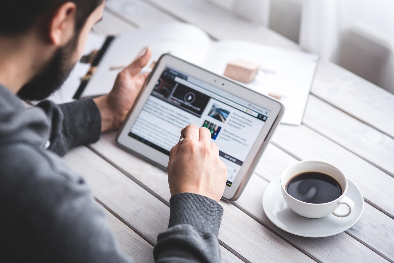 man, reading, touchscreen, blog, digital, tablet, working, screen, touching, coffee cup, touch, samsung, stylus, pen, technology, device, coffee, cup